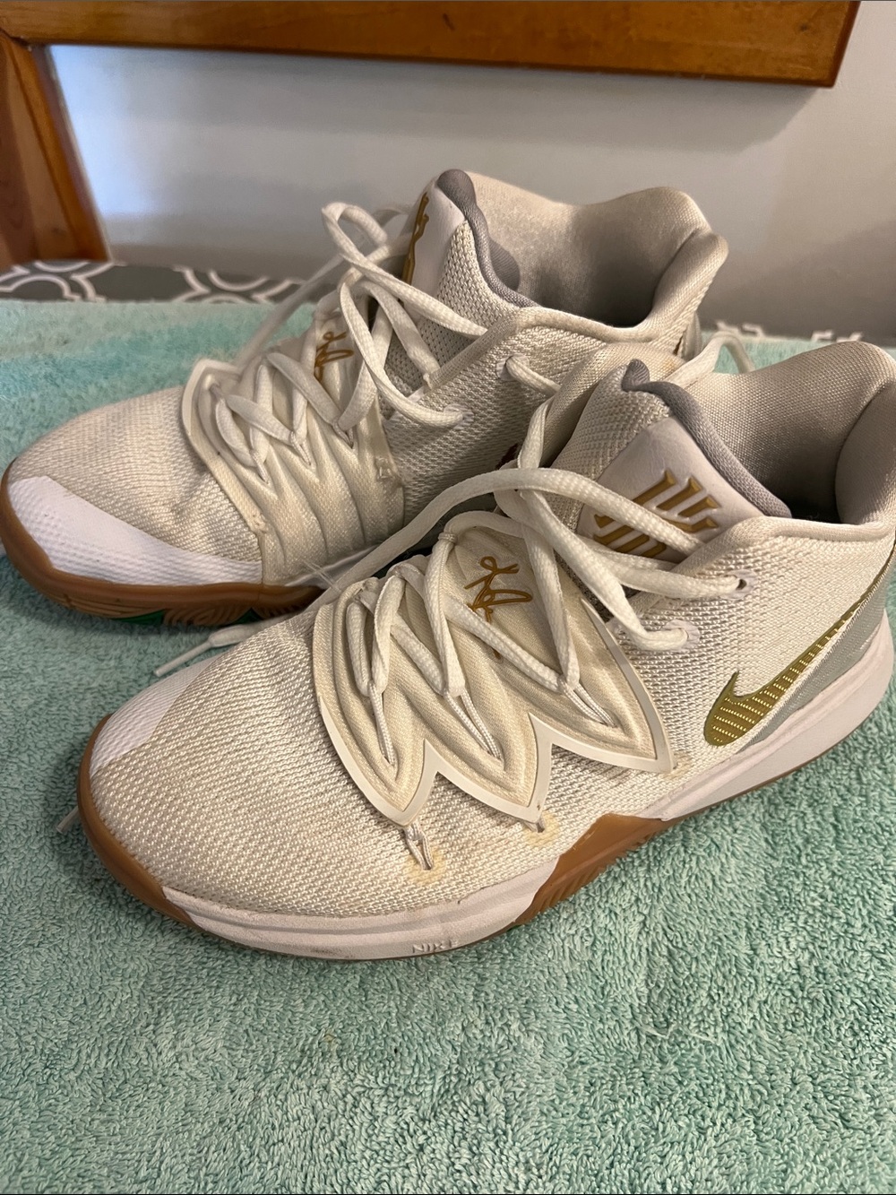 Nike Kyrie 5 white basketball shoes size 4Y 5.5 W